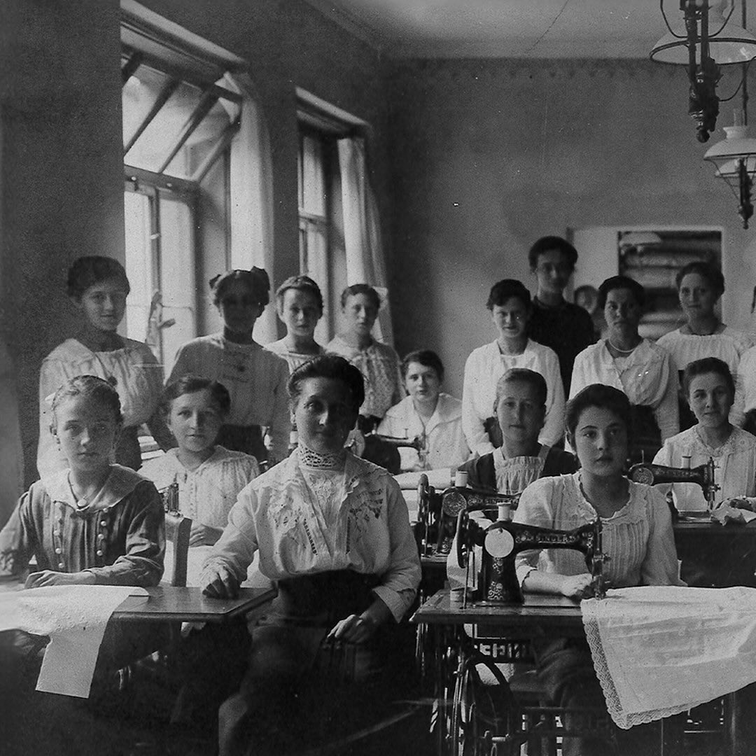 1892 - Die Firma „Leonhard Goetz Trauerwarenfabrik” Inh. Adam Goetz, wurde bis 1892 im Salzburger Hof am Regensburger Do