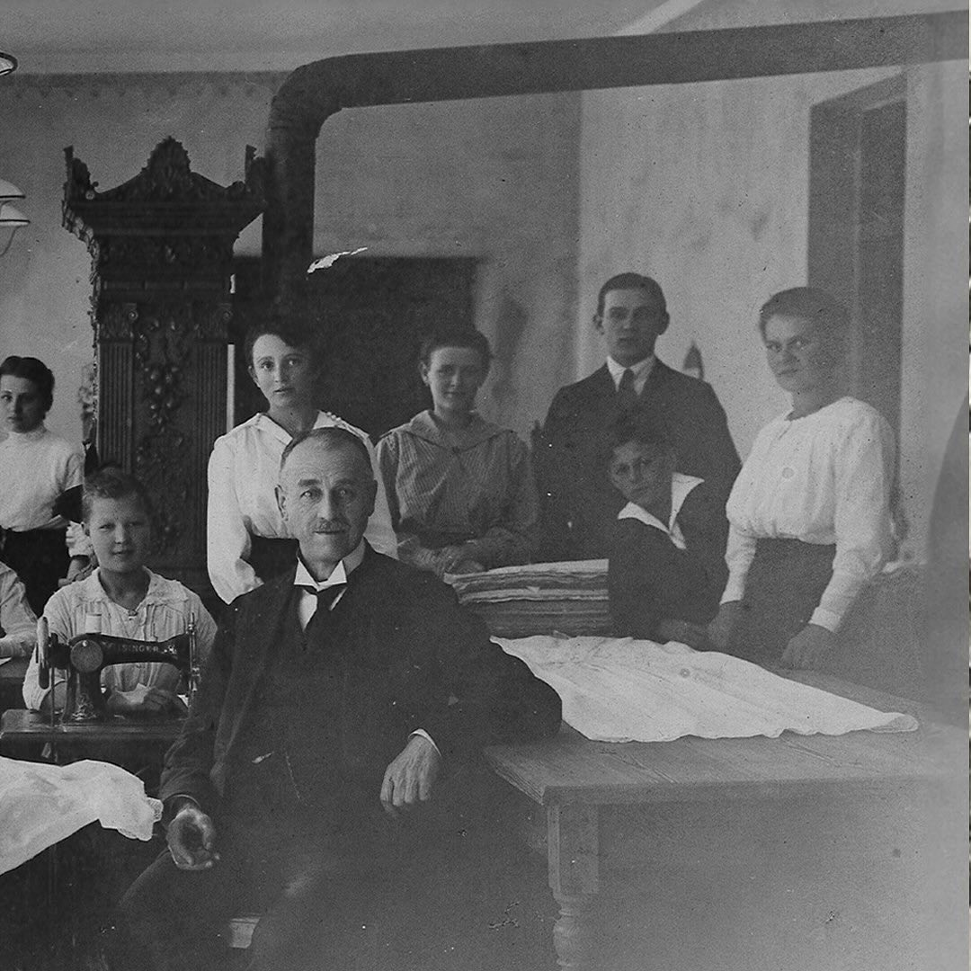 Die historische Aufnahme mit der Firmenbelegschaft von 1920 dürfte in den Räumen des Velodroms