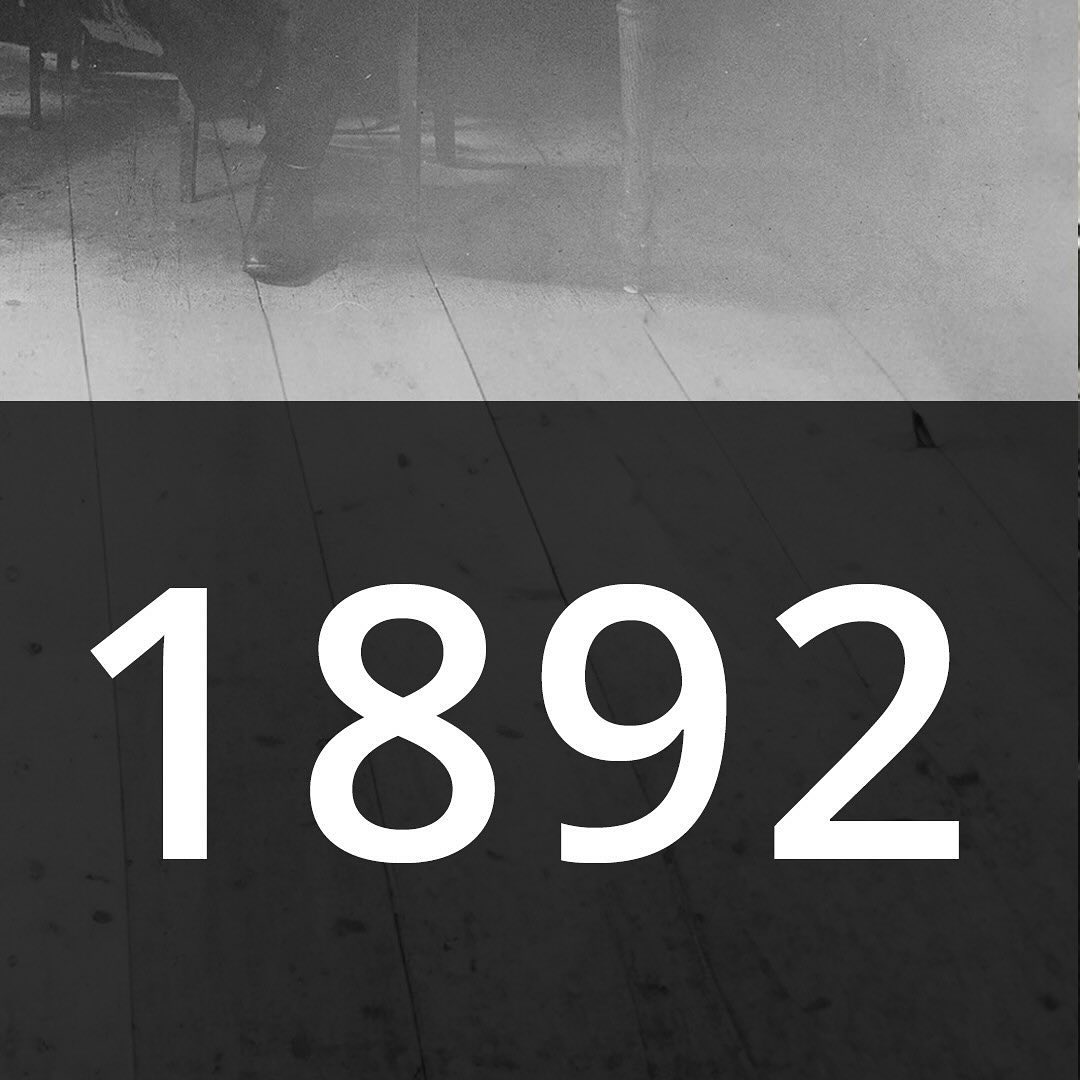 1892 - Die Firma „Leonhard Goetz Trauerwarenfabrik” Inh. Adam Goetz, wurde bis 1892 im Salzburger Hof am Regensburger Do